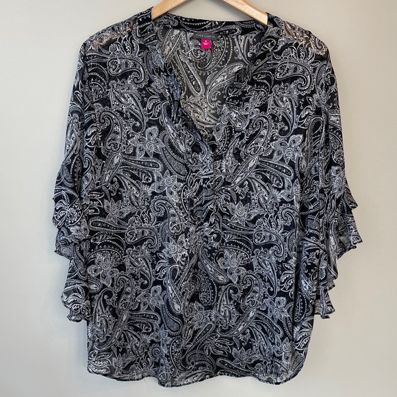 Vince Camuto Tops - Vince Camuto Black and White Paisley Flutter Sleeve Blouse Size 1X